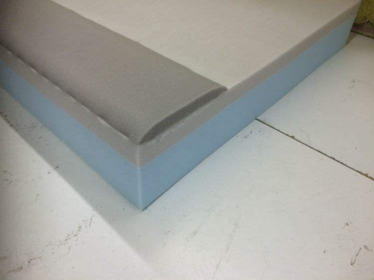 Foam with raised edge